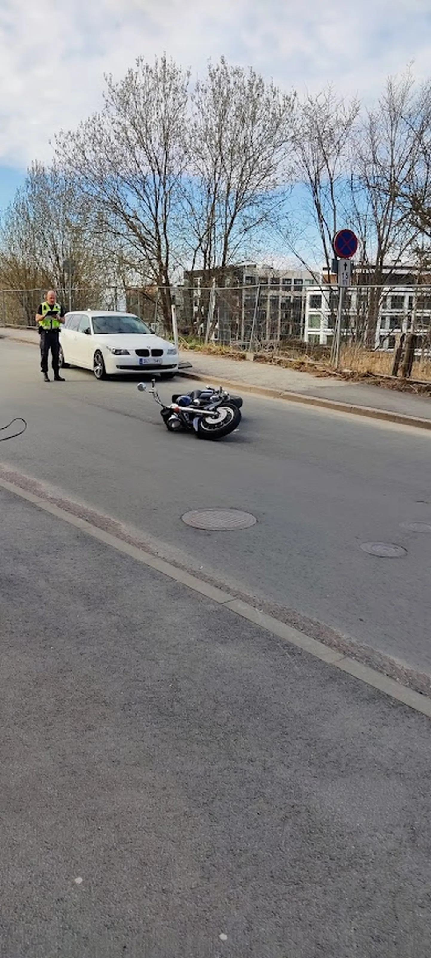 Kalamajas sõitis mootorrattur otsa parkivale sõiduautole.
