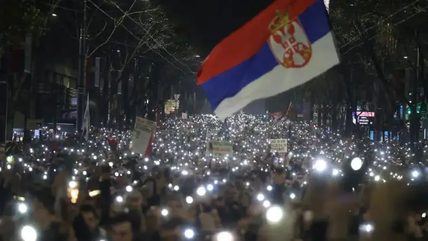 В субботу в Белграде прошла самая масштабная акция протеста за последние годы. Протесты в Сербии не прекращаются с ноября 2024 года.