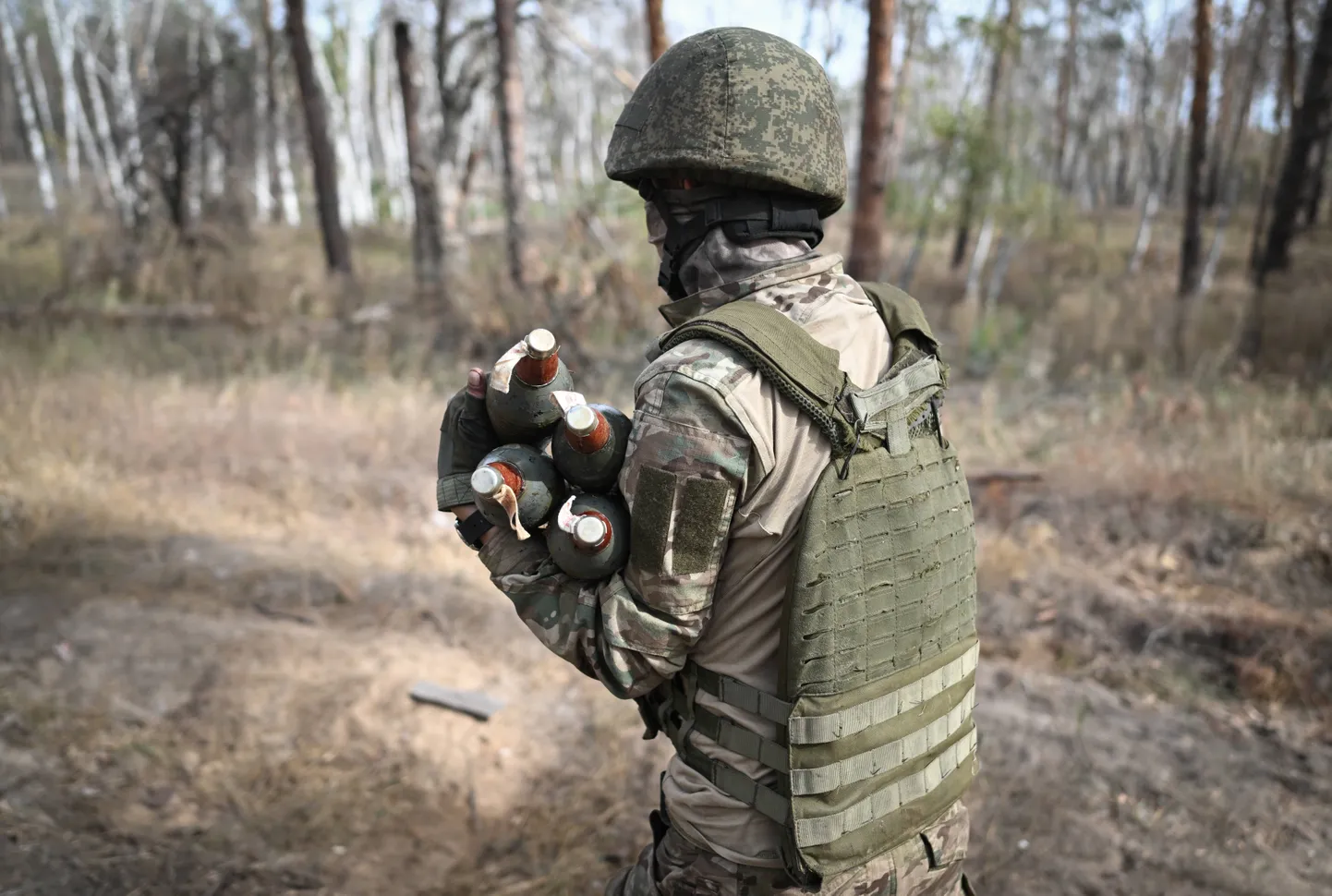 Vene sõjaväelane kannab mürske rünnakuks Ukraina vägede vastu teadmata kohas okupeeritud alal Ukrainas.