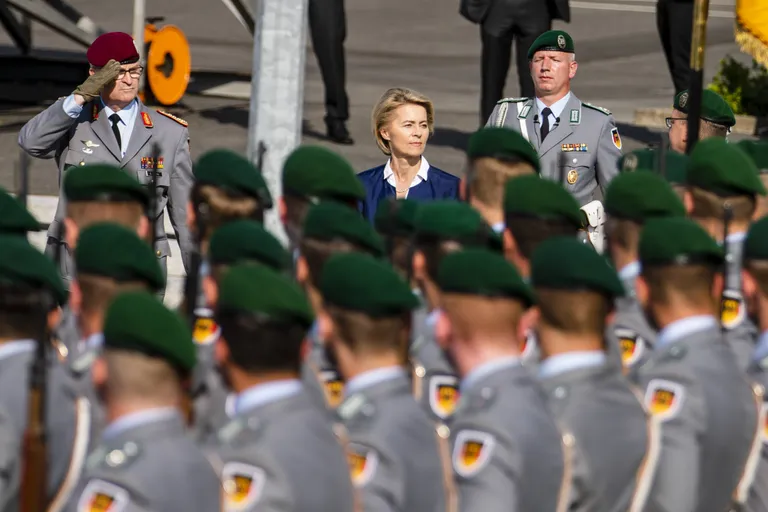 Kaitseminister Ursula von der Leyen sõdurite ees.