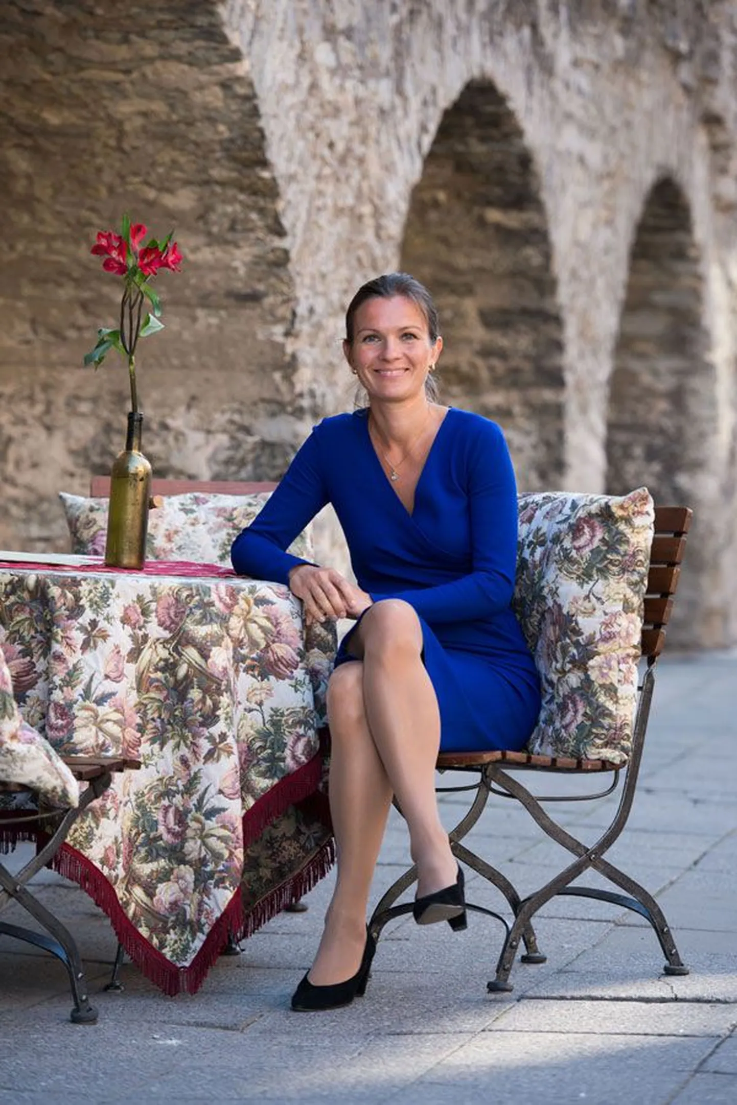 Üksik vaba hetk päeva teises pooles: Anne Sulling Gloria veinikeldri laua taga.