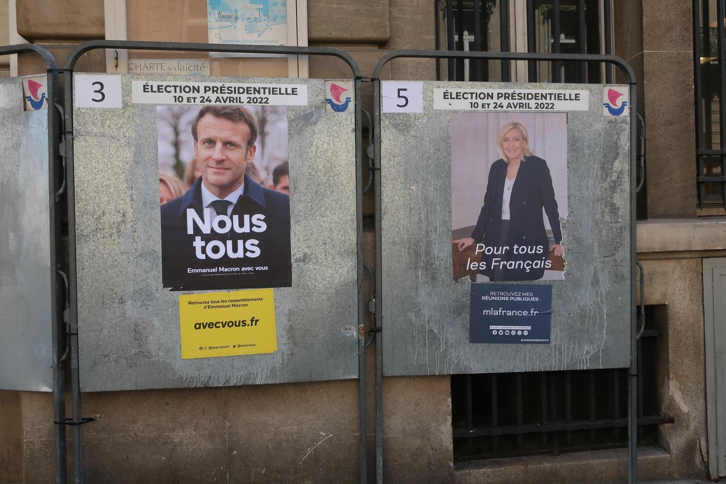 Emmaunel Macroni ja Marine Le Peni valimisplakatid Pariisi tänaval. «Meie kõik» ja «Kõigi prantslaste nimel» kõlavad vastavalt nende sõnumid. 