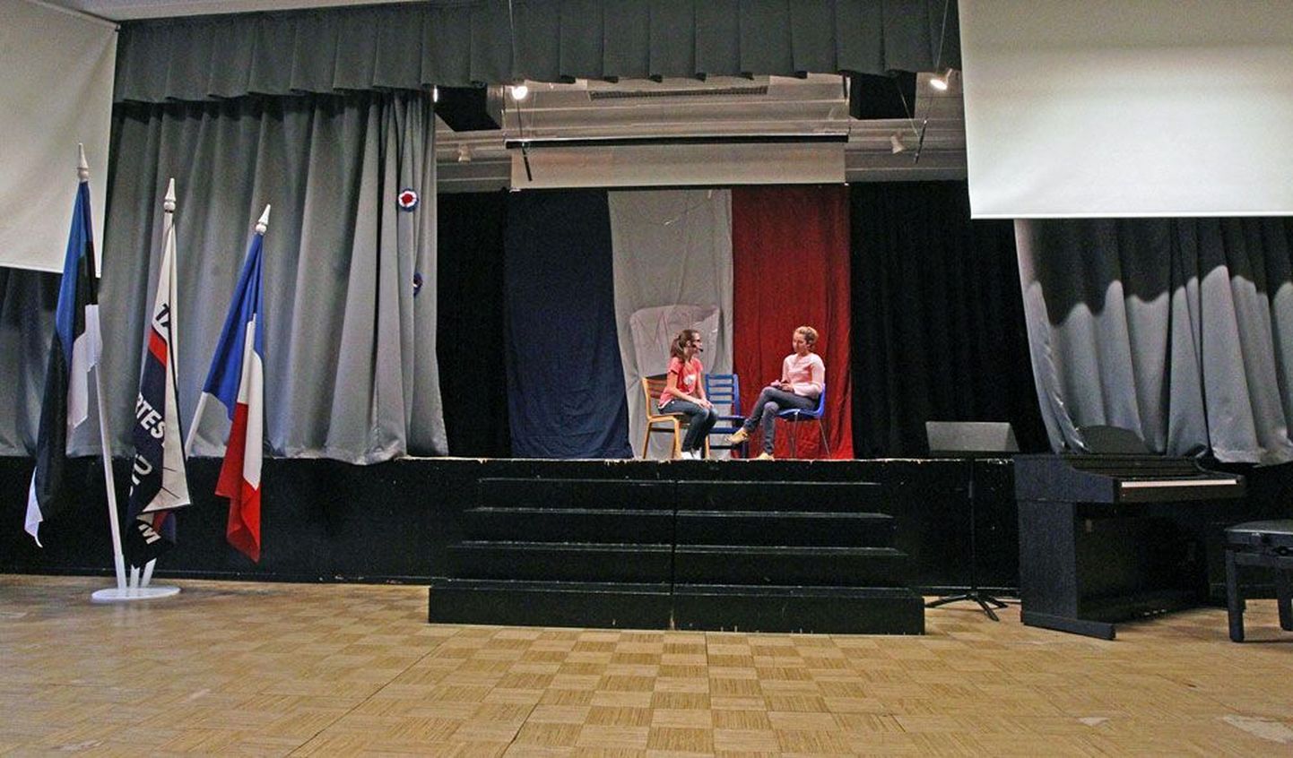 Katrin Riso ja Loviisa Lilles Descartes’i lütseumi 9.b klassist vestlesid laval morbiidsetel teemadel.