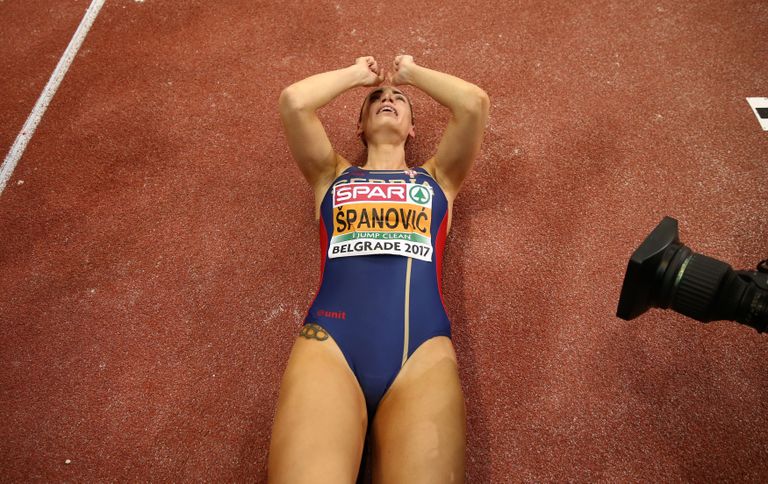 Ivana Španovic kodusel Belgradi EMil pärast rekordilist hüpet rõõmustamas.