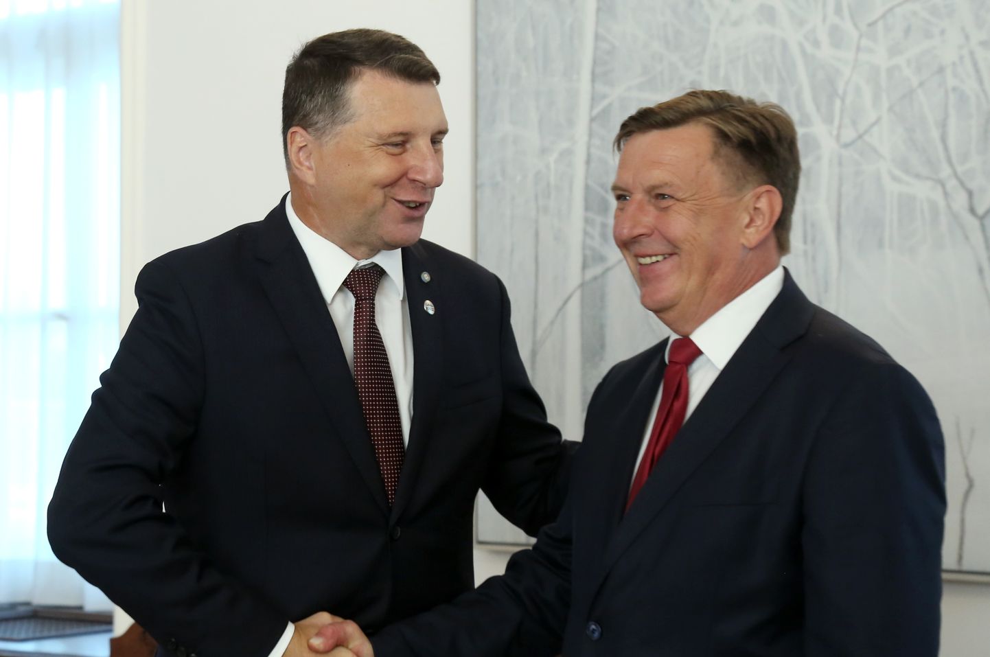 Valsts prezidents Raimonds Vējonis (no kreisās) un Ministru prezidents Māris Kučinskis tikšanās laikā Rīgas pilī.