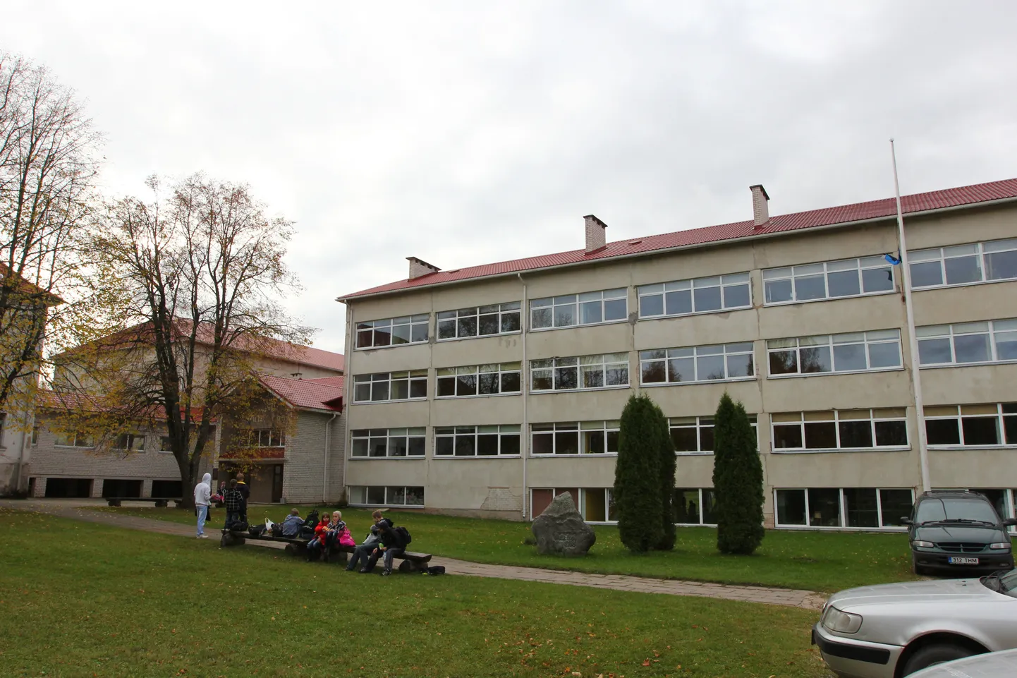 Vallarahval oli valida, kas avada veel üks 10. klass hääbuvas koolis või võimalus saada raha kooli uuendamiseks. Täna on oht, et üks võib täiesti välistada teise.