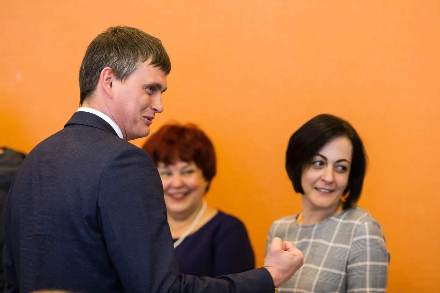 Избранного новым мэром Нарвы Алексея Евграфова считают амбициозным начинающим политиком, но его независимость пока под вопросом. Будучи со школьных лет волейболистом, он сам себя называет командным человеком: "Я не играю в петанк, где каждый за себя".