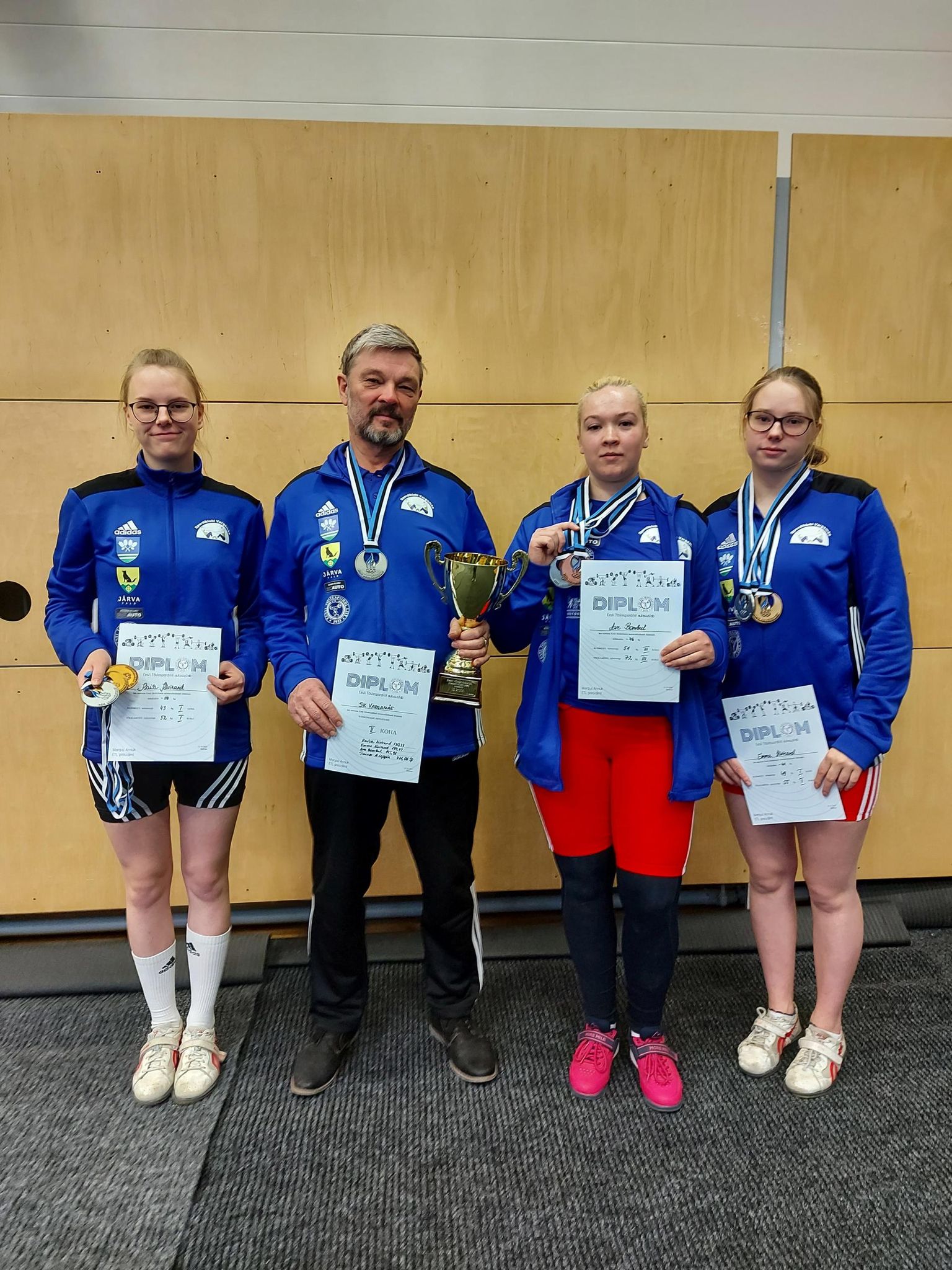 Sspordiklubi Vargamäe naised tulid Eesti tõstemeistrivõistlustel võistkondlikult hõbemedalile. Pildil on (vasakult Kaisa Kivirand, treener Ahti Uppin, Ave Bombul ja Emma Kivirand.