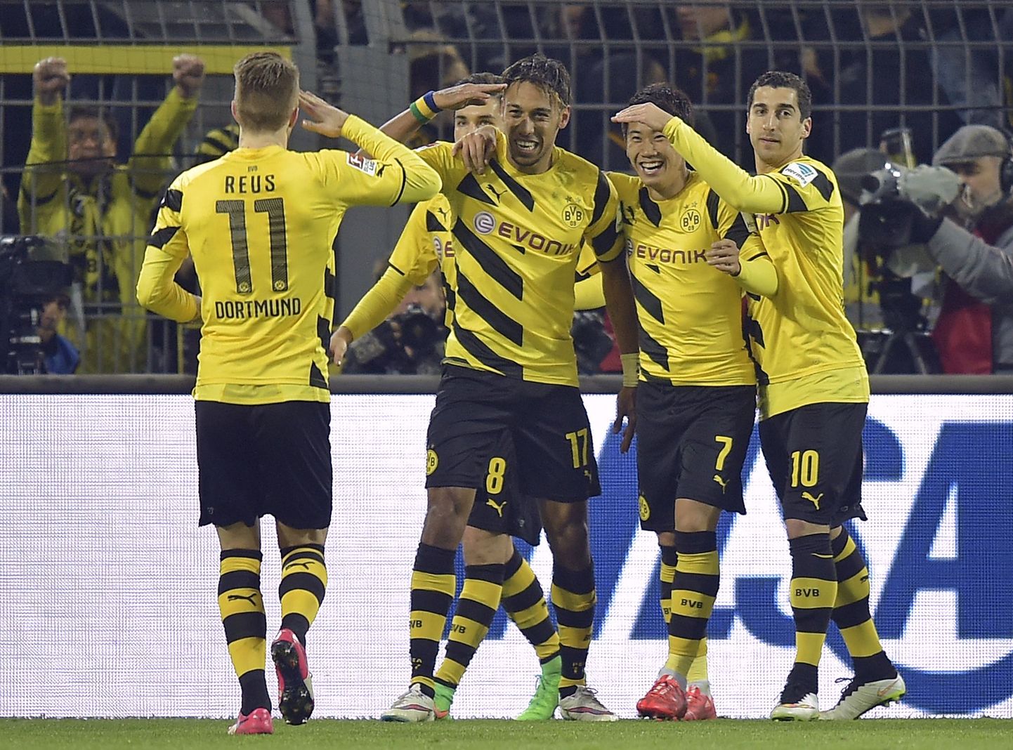 Dortmundi Borussia mängijad tähistamas Mainzi vastu löödud väravat.