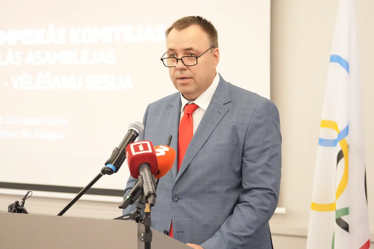 Latvijas handbola federācijas prezidents Raimonds Lazdiņš Olimpiskās komitejas Ģenerālās asamblejas pārskata - vēlēšanu sesijā, kurā tiek vēlēts LOK prezidents, LOK ģenerālsekretārs, LOK Izpildkomiteja un LOK individuālie locekļi.