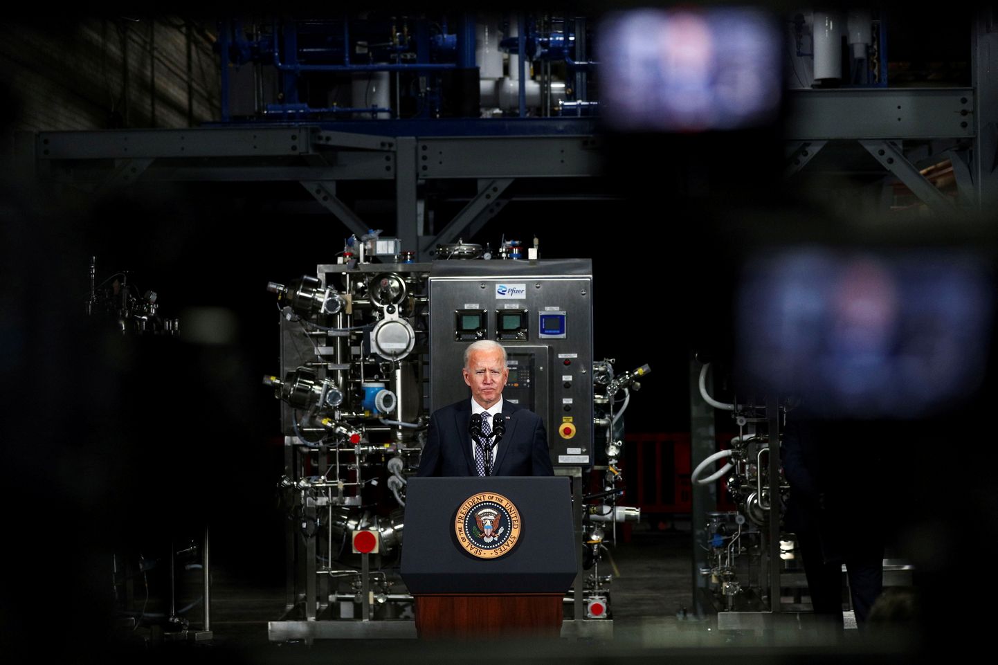 USA president Joe Biden kõnelemas Pfizeri tehases.
