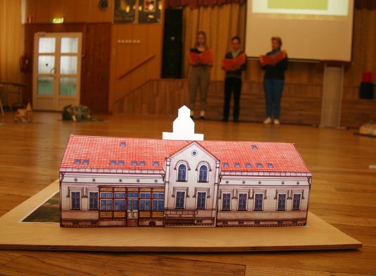 Illuka kooli õpilaste makett. Illuka mõis rajati 1657. aastal. 19. sajandi lõpul, mil ta kuulus Dieckhoffidele, ehitati mõisasüda senisest esinduslikumalt välja. Alates 1921. aastast kuni tänapäevani paikneb mõisahoones Illuka kool.