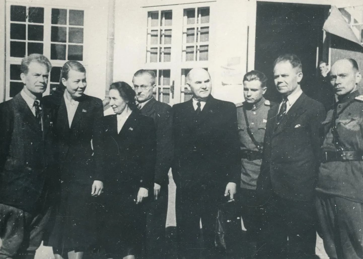 Eesti NSV Ülemnõukogu 3. istungjärgust osavõtjad vaheajal teatris Kannel 17. septembril 1944. 