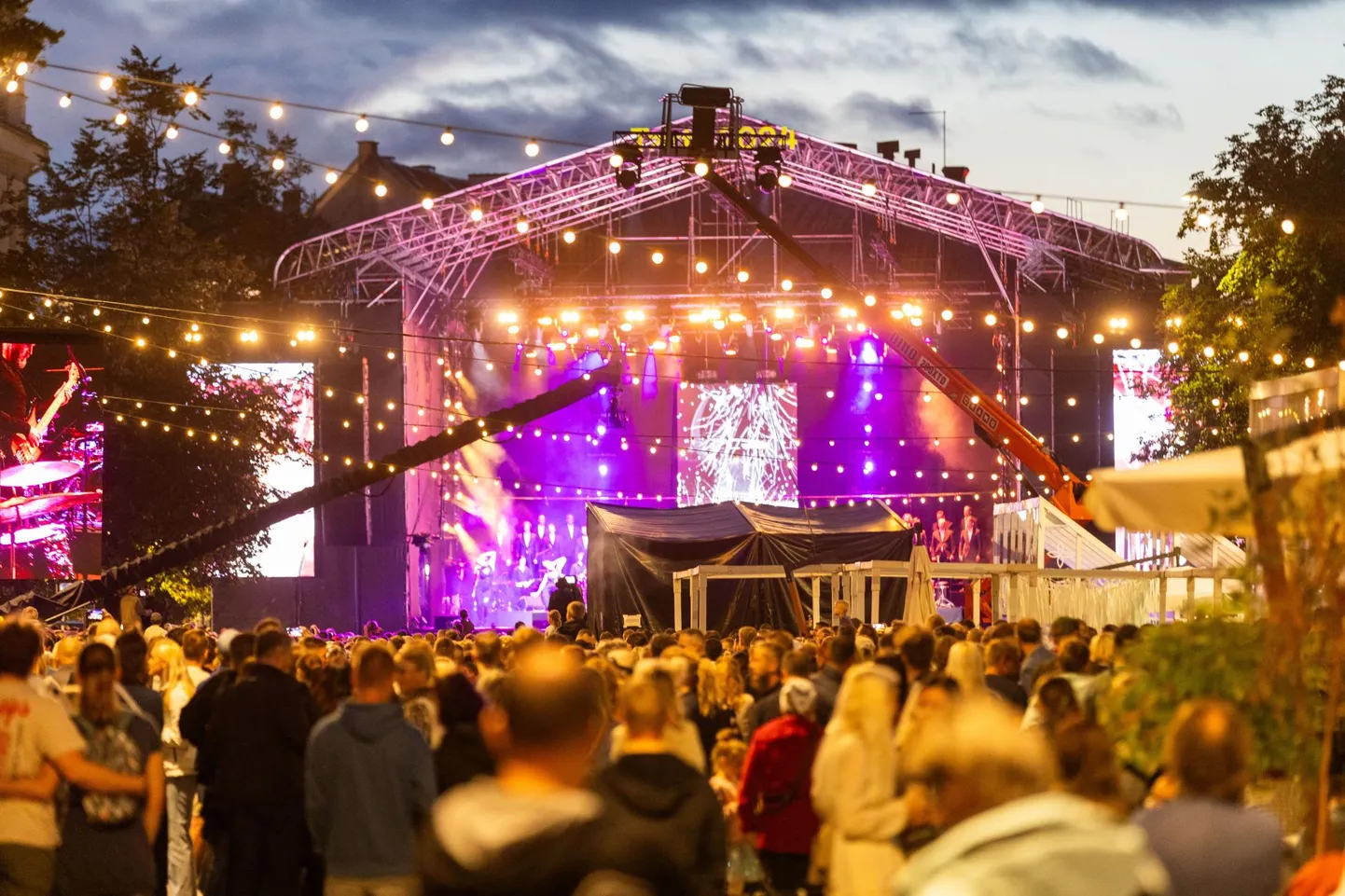 Autovabaduse puiesteel toimus Tartu 2024 suvepeo kontsertlavastus «Ellujäämise kunstid ristteel».