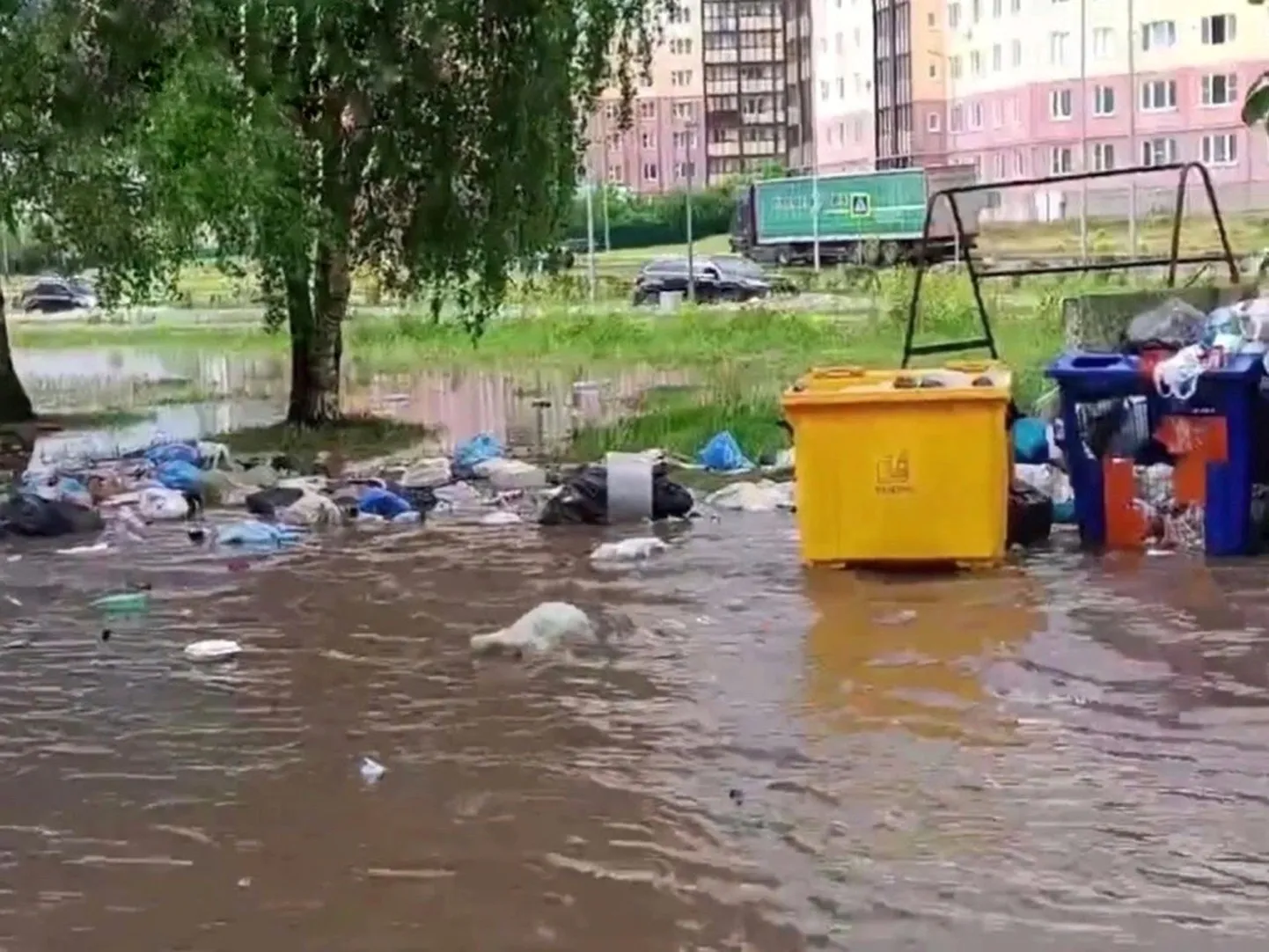 Liigvesi pani Pihkvas prügikuhjad liikuma.