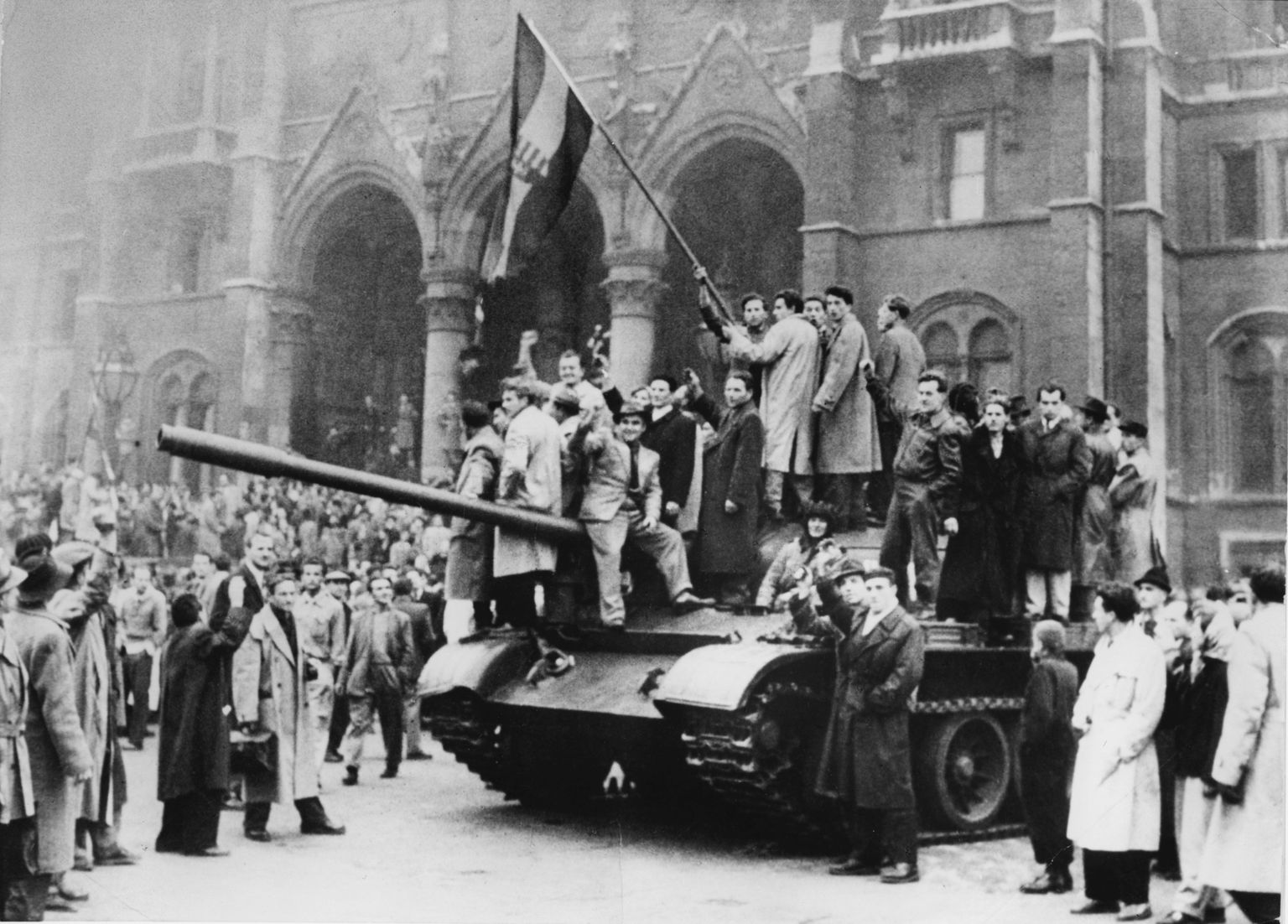 Ungarlased 1956. aasta ülestõusu ajal Nõukogude Liidu vägedelt vallutatud tankiga.