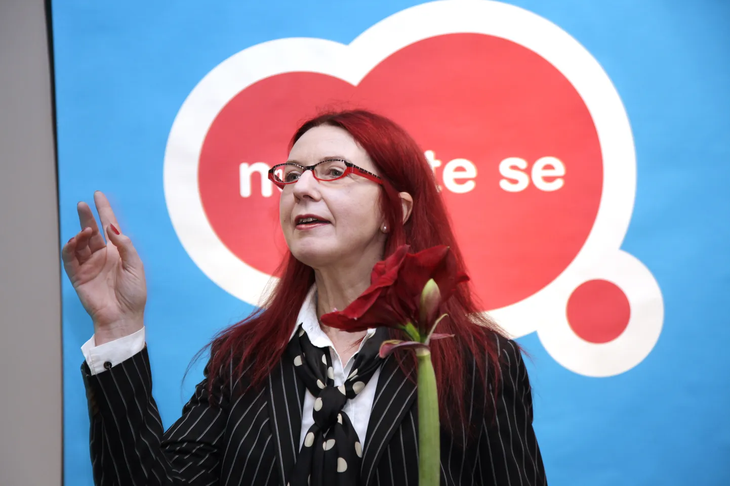 Eve Kase isikunäitus Tartu kunstimuuseumis esitab tema loomingut ajavahemikust 2010–2017. Fotol on ta Tallinna kunstihoones näituse «Mälestusi külmast utoopiast» kuraatorina.