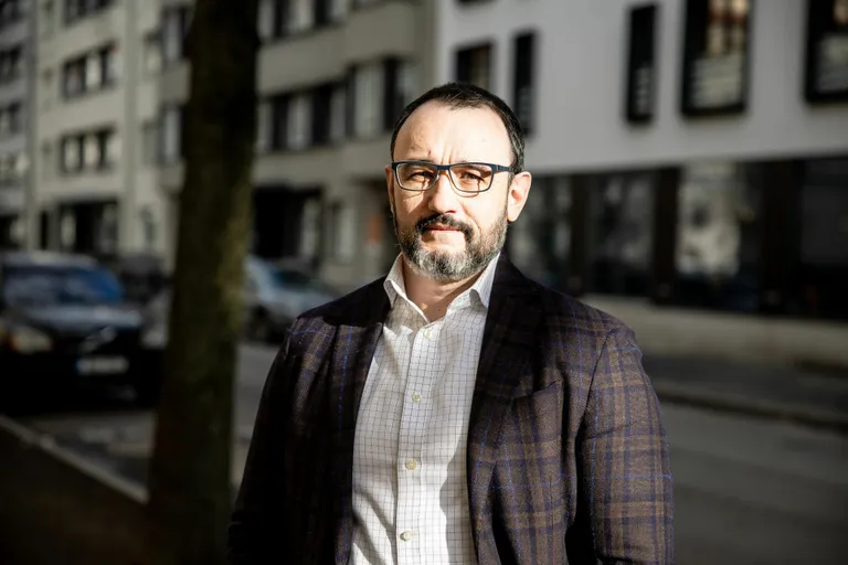Ukraina juurtega Ameerika sõjaanalüütik Michael Kofman on tõusnud üheks maailma mõjukamaks julgeolekueksperdiks. Ka tema tunnistab, et aeg-ajalt tuleb teha prognoose ebapiisava info põhjal ning et ta on selle käigus eksinud.