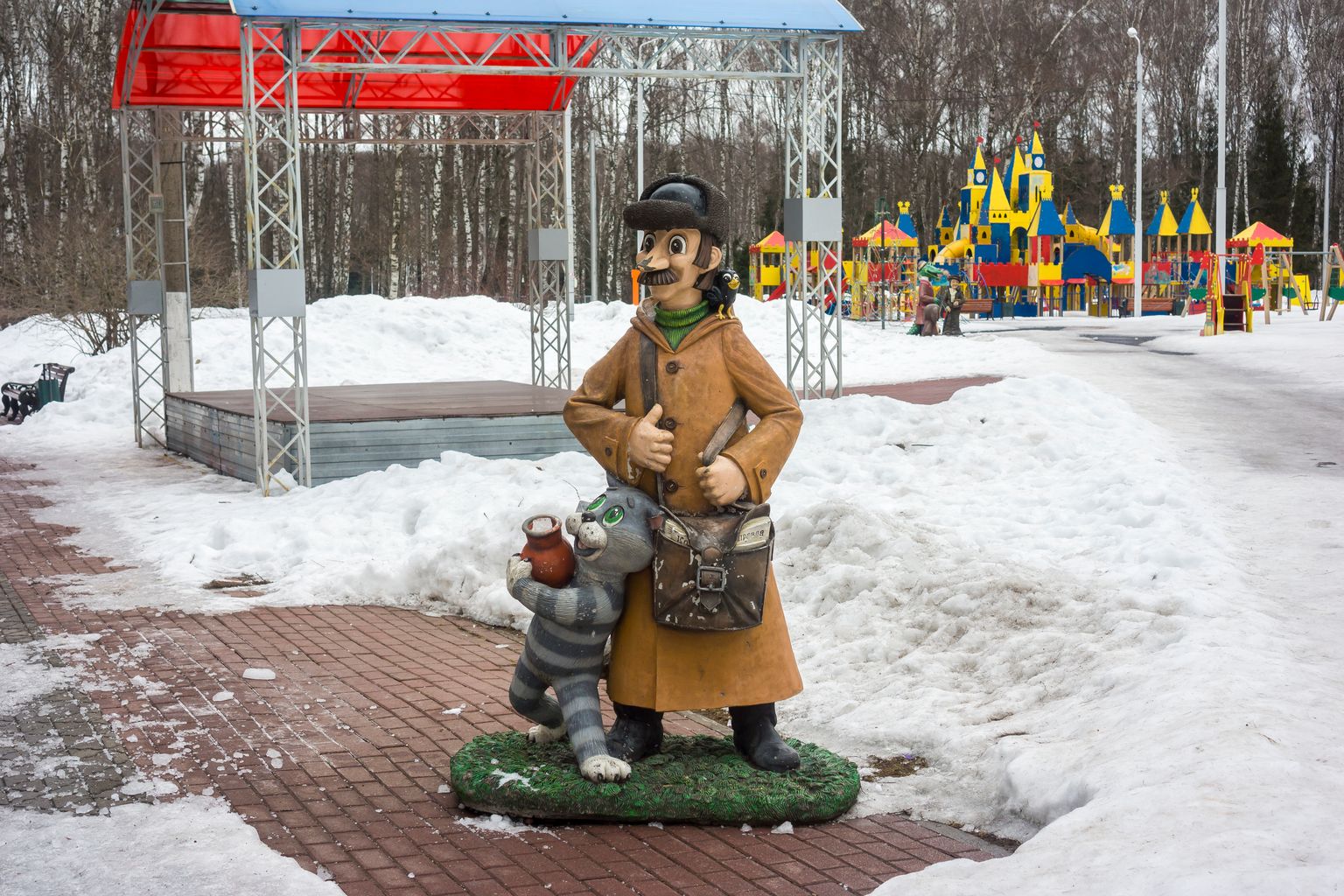 Памятник почтальону Печкину и коту Матроскину.  Иллюстративное фото