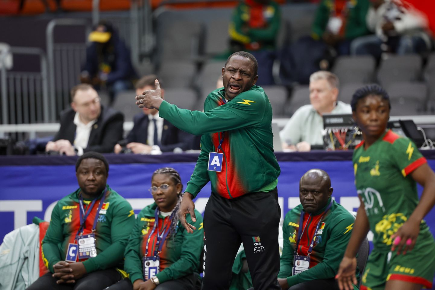 Kameruni naiste käsipallikoondise peatreener Bertin Tabeth Njantou omasid juhendamas.