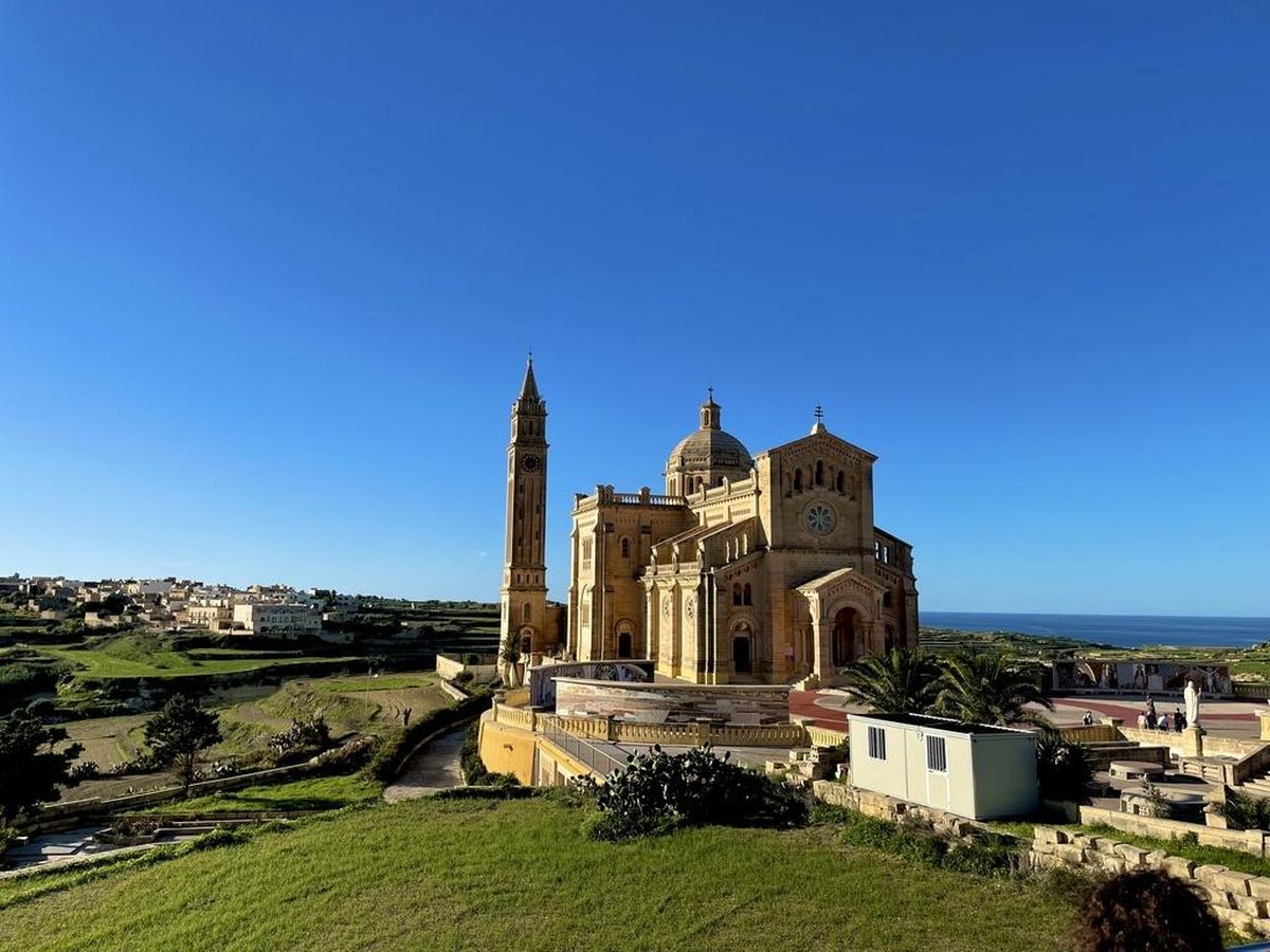Ta’ Pinu basiilika Gozol seisab uhkelt künkal koos 47-meetrise kellatorniga.