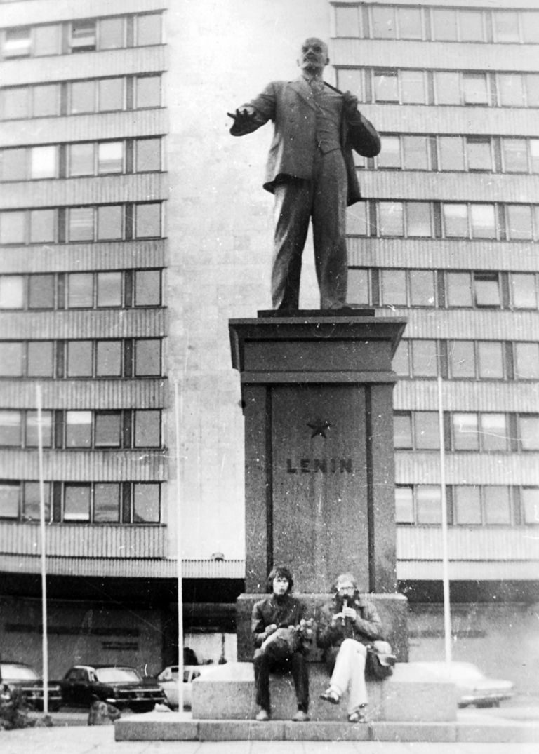 Hipid mängivad flööti Lenini ausamba ees Tallinnas. 1980.
