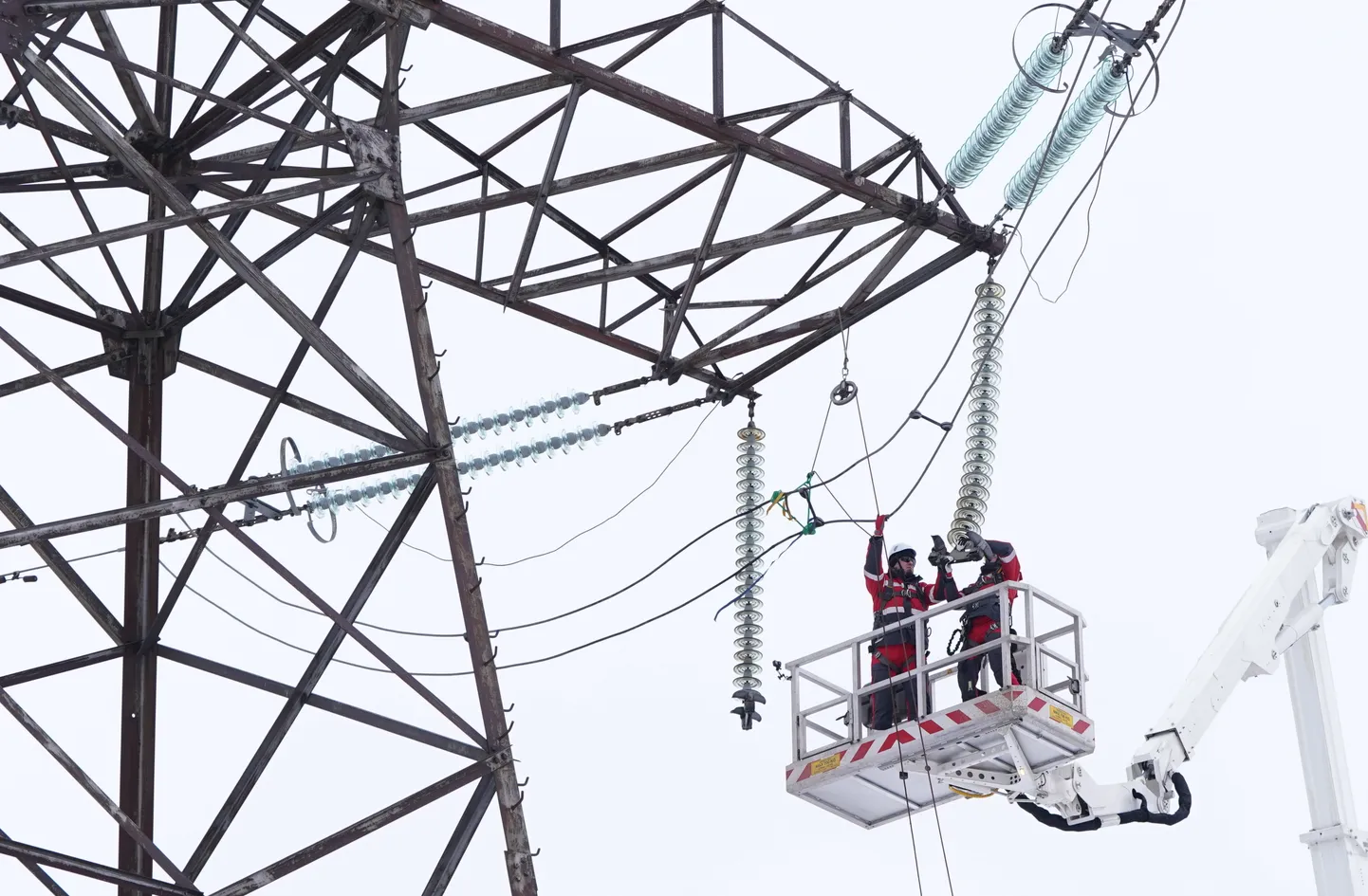 Augstsprieguma līnijā Viļakā tiek veikta atslēgšanās no Krievijas apvienotās energosistēmas (BRELL), lai kopīgi ar Lietuvu un Igauniju pievienotos Eiropas energotīklam.