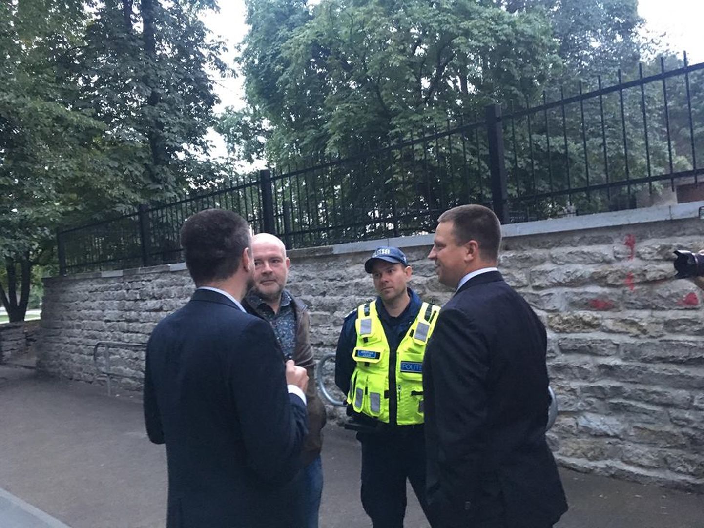Peaminister Jüri Ratas, justiitsminister Urmas Reinsalu, siseminister Andres Anvelt ja Põhja prefekt Kristian Jaani arutavad olukorra üle Kanuti aias.