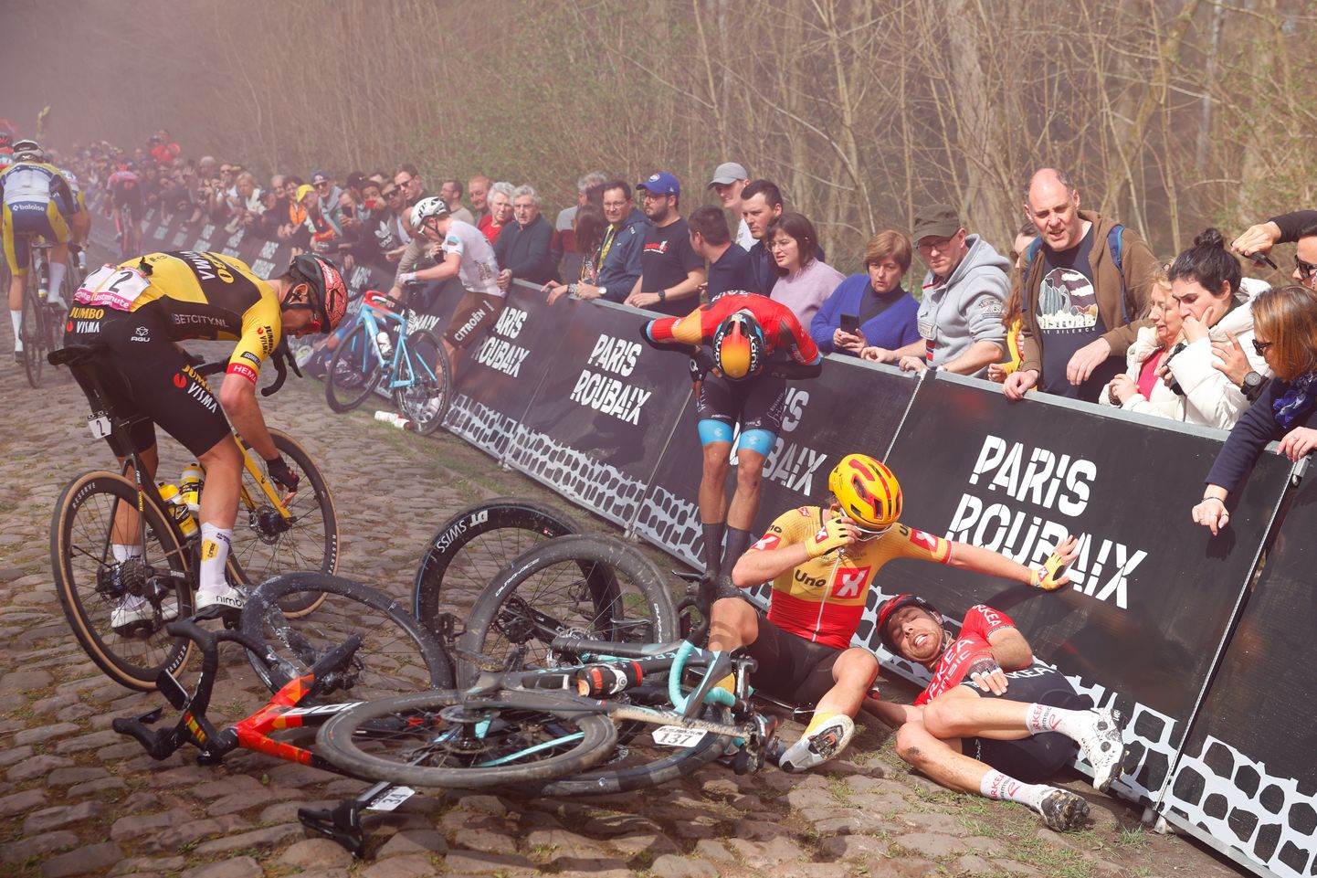 Paris–Roubaix' munakivilõik nõuab alati ohvreid.