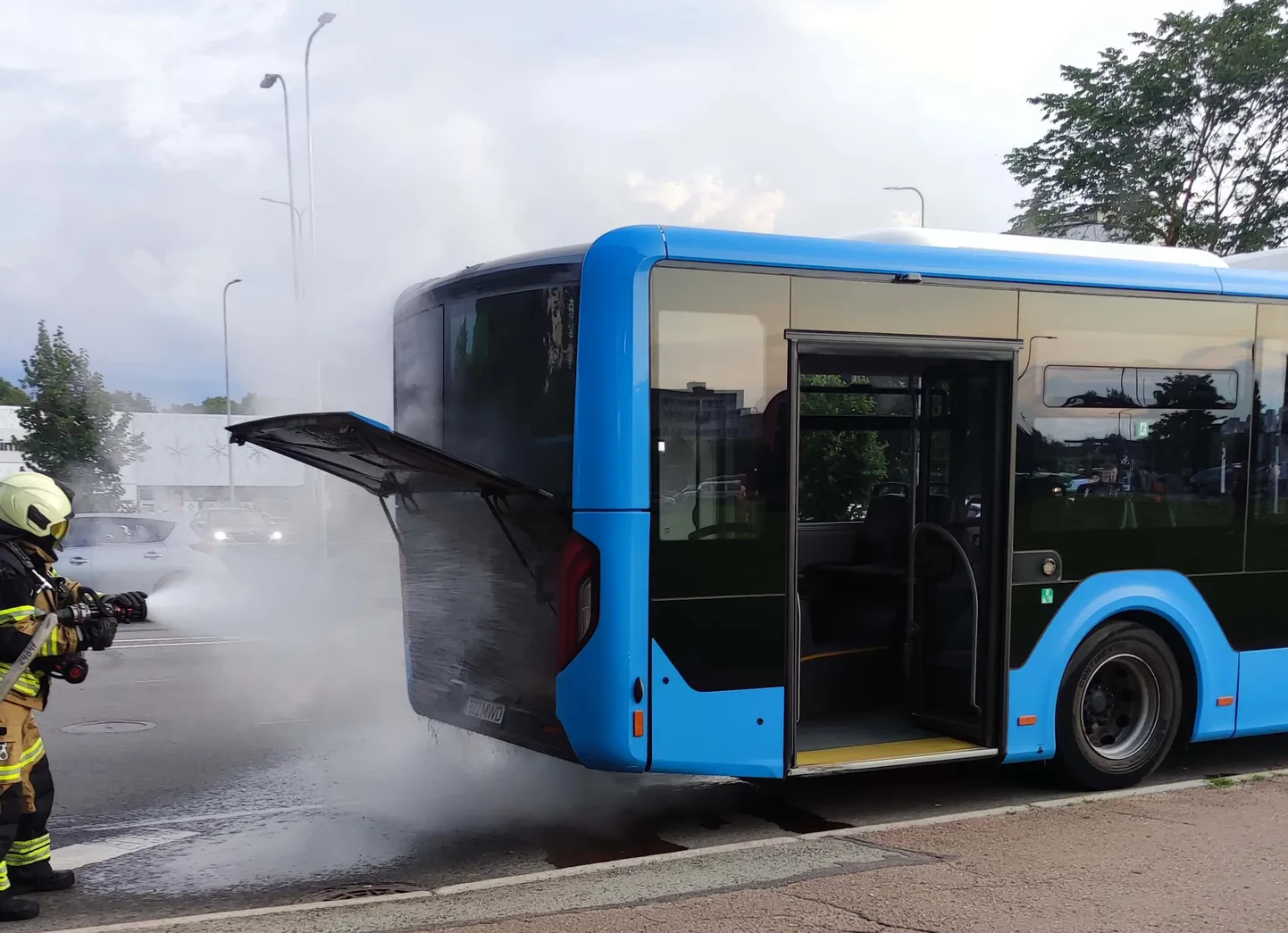 Ka möödunud aasta juulis käisid päästjad Narvas suitsema läinud bussiga tegelemas.