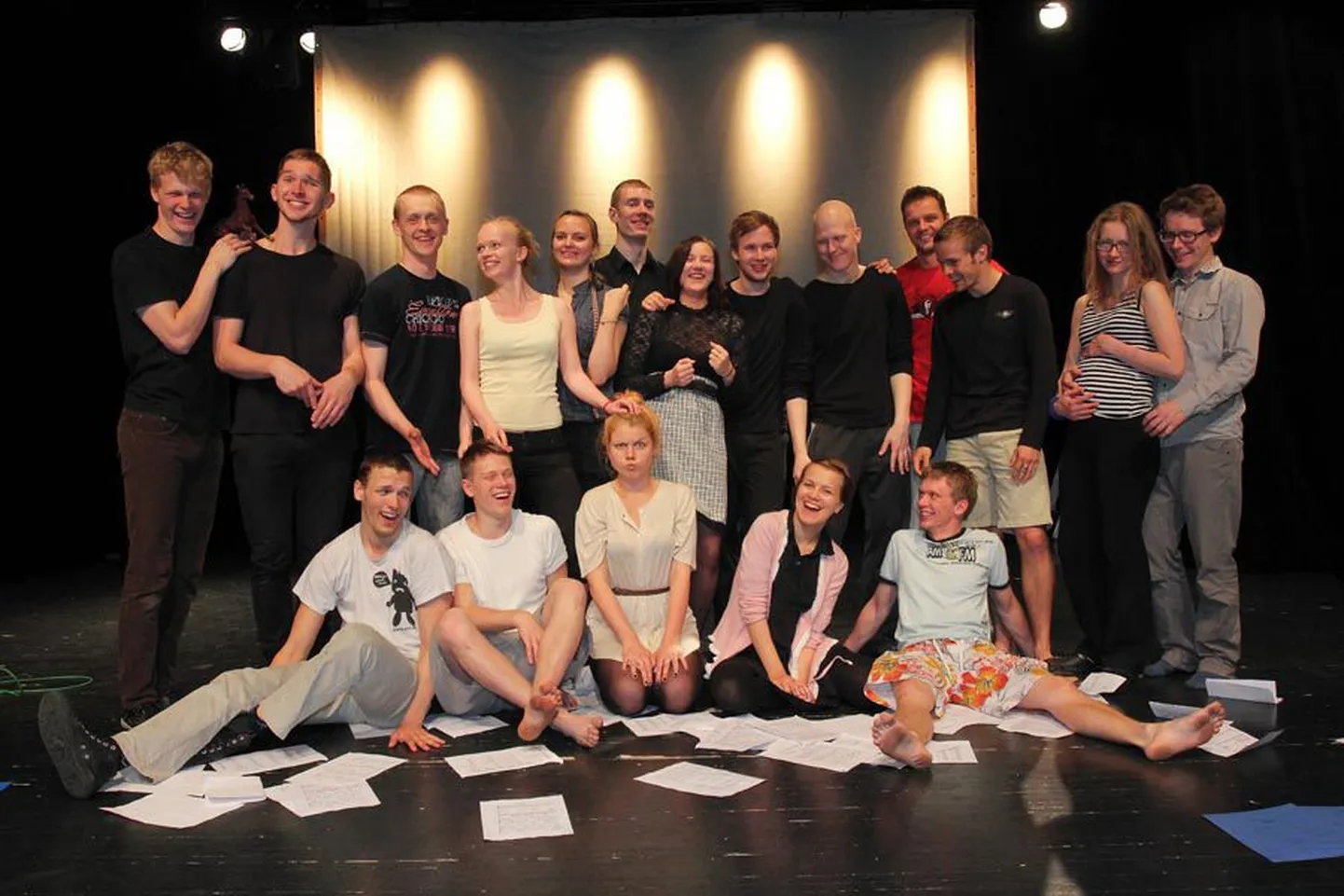 Viljandi kultuuriakadeemia näitekunsti eriala 10. lennus õpivad (esimeses reas vasakult) Rauno Polman, Sander Rebane, Laura Niils, Birgit Landberg ja Silver Kaljula ning (tagumises reas vasakult) Mihkel Kallaste, Lauri Mäesepp, Märt Koik, Kaija Maarit Kalvet, Jaanika Tammaru, Kristjan Lüüs, Fatme Helge Leevald, Kristo Veinberg, Karl Edgar Tammi, Algis Astmäe, Kaarel Targo, Liina Leinberg ja Lennart Peep.