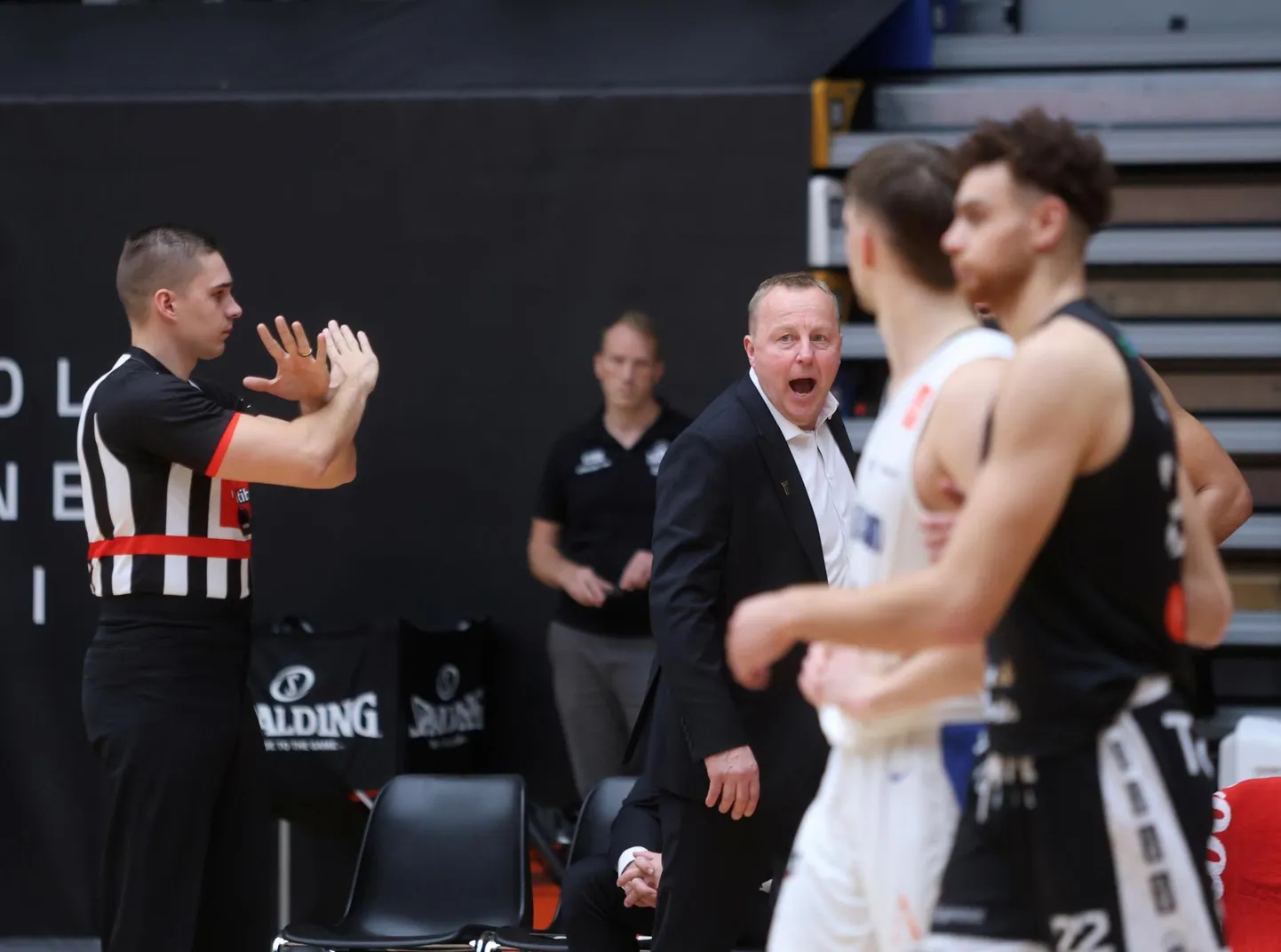Tartu meeskonna peatreeneri Aivar Kuusmaa (tagaplanail) sõnul on väljakul ühtsusest nappinud. Eriti näitas seda viimane mäng Voluntari vastu.