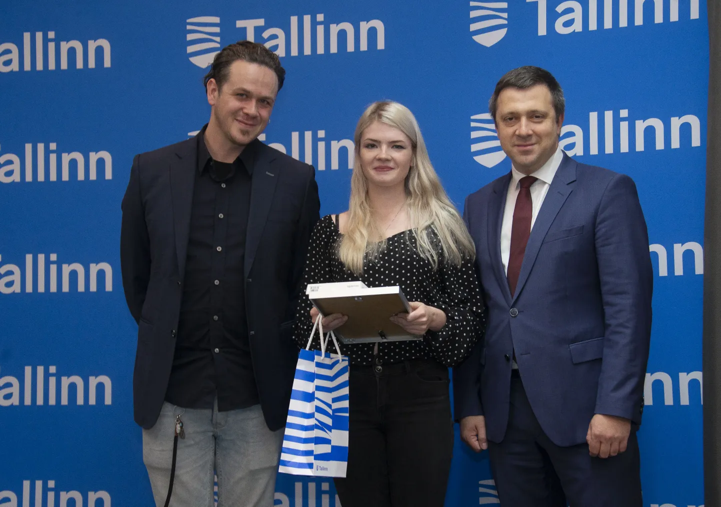 Vene teatri näitleja ja lavastaja Daniil Zandberg, 2. koha saavutnud Anna-Liis Kaup ja abilinnapea Vadim Belobrovtsev.