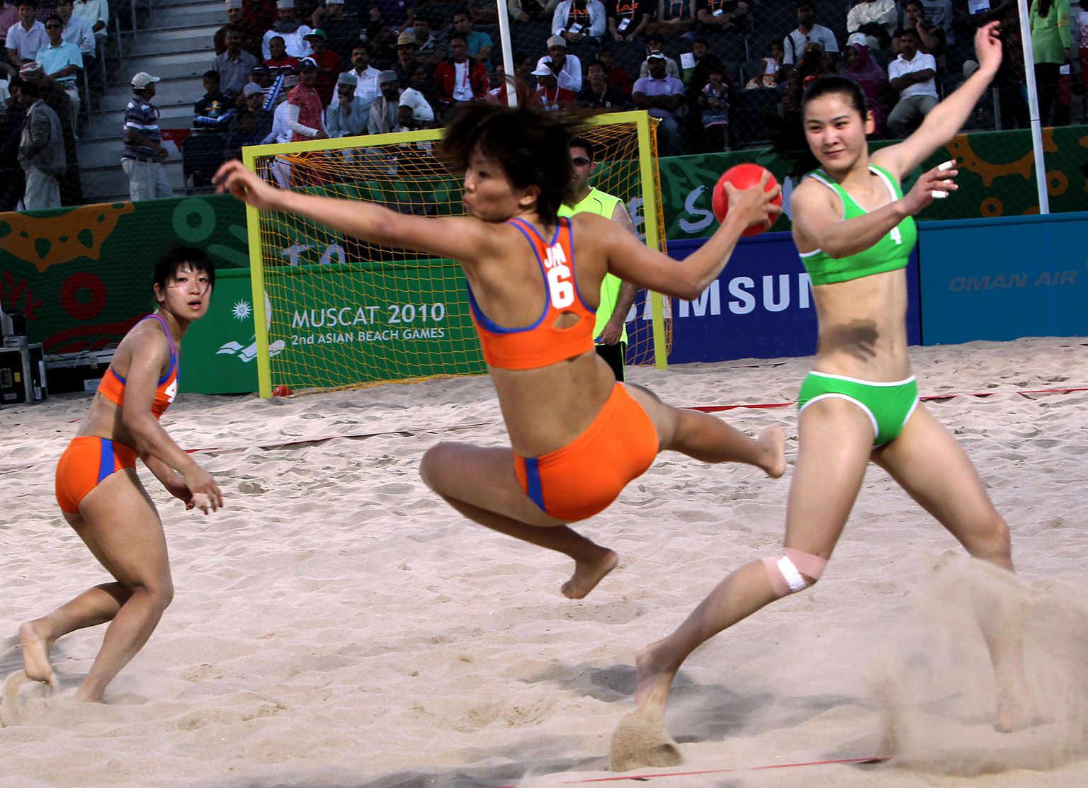 Jaapani ja Hiina koondised Aasia mängudel rannakäsipalli mängimas.
