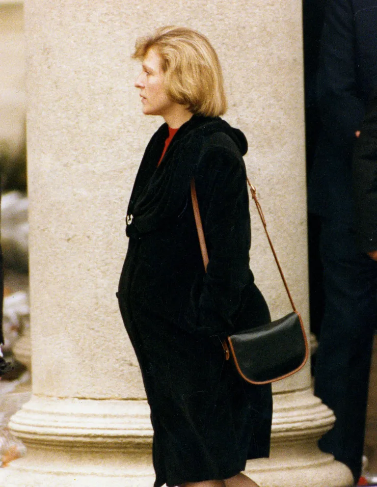November 1991: Mary Austin, Freddie Mercury pikaaegne kallim tema matustel.