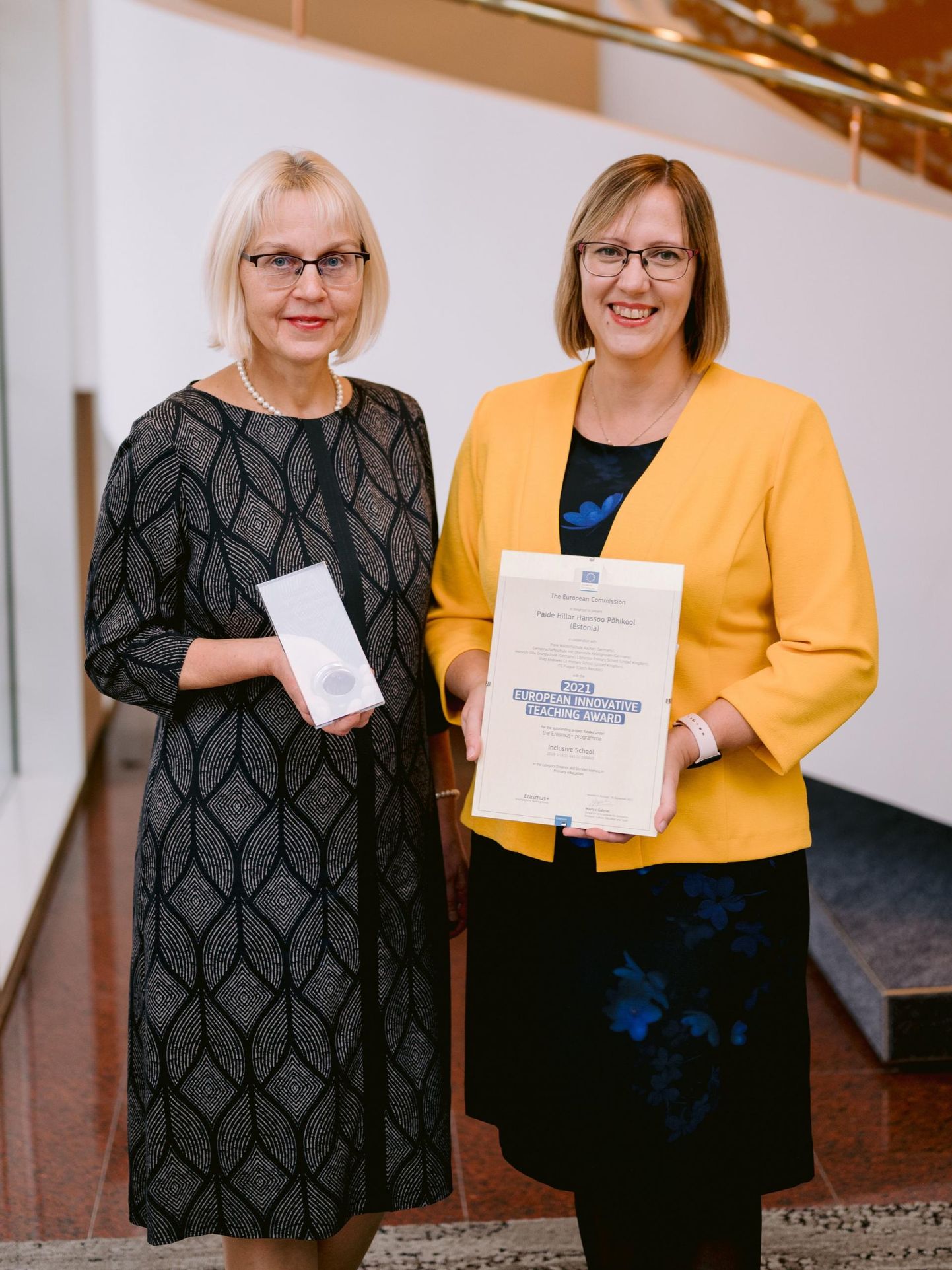 Paide Hillar Hanssoo kooli saksa keele õpetaja Ellen Rosimannus (vasakul) ja direktor Kersti Kivisoo käisid tunnustust vastu võtmas.