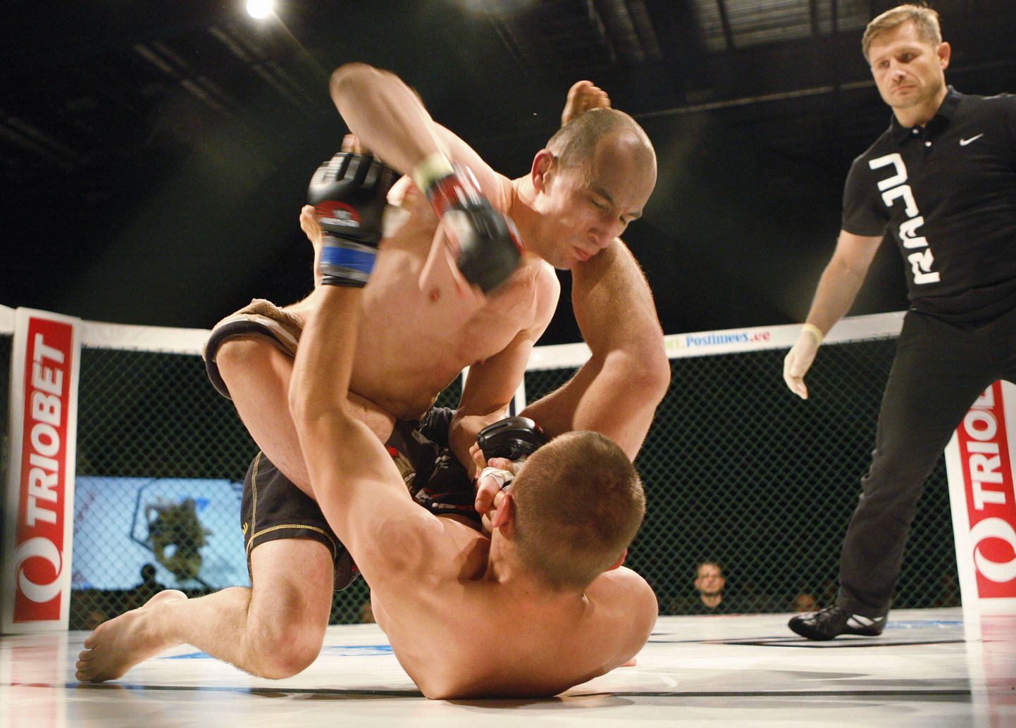MMA Raju 10: Marcin Lasota (kinnastel sinine teip) vs Lauri Ülenurm (kinnastel punane teip).