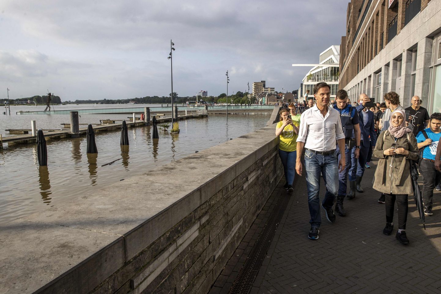 Hollandi peaminister Mark Rutte jalutamas koos kohalike elanikega tulvadest kannatanud Venlo linnas.