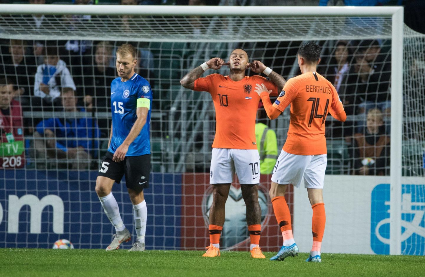 Eesti koondis jäi esmaspäeva õhtul Hollandile alla 0:4. A. Le Coq Arenal sai Hollandi koondise koosseisus jala valgeks ka Prantsusmaa kõrgliigas Lyoni ridades mängiv Memphis Depay (10).