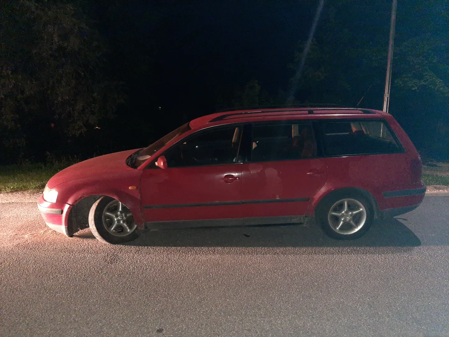 Sõiduauto Volkswagen Passat kaldus vastassuunavööndisse.