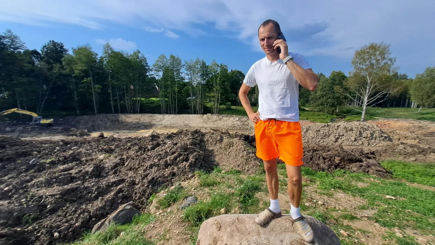 Juba külas Mäe hobitalu pidav ettevõtja Urmas Sand on helistamisega püsti hädas. Levi leidmiseks tuleb hädaga isegi kivi otsa ronida.