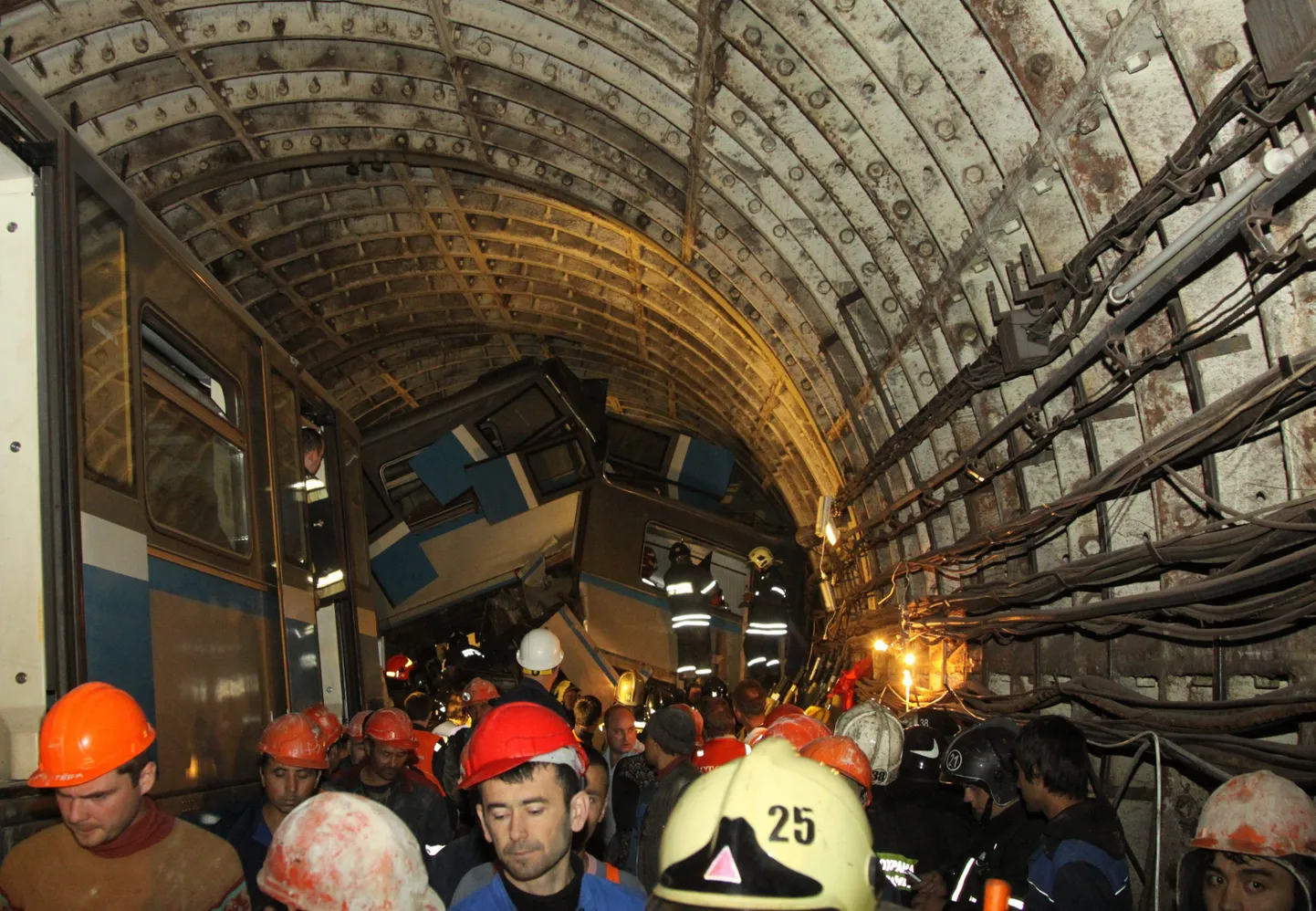 Moskva metroos sõitis eile rööbastelt välja kolm vagunit.