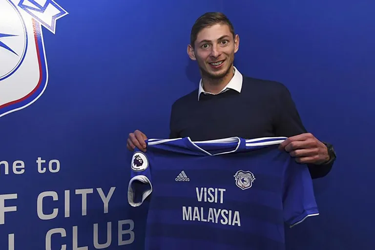 Argentiina jalgpallur Emiliano Sala poseerib Cardiffi särgigapeale lepingu allkirjastamist. 20. jaanuar 2019.