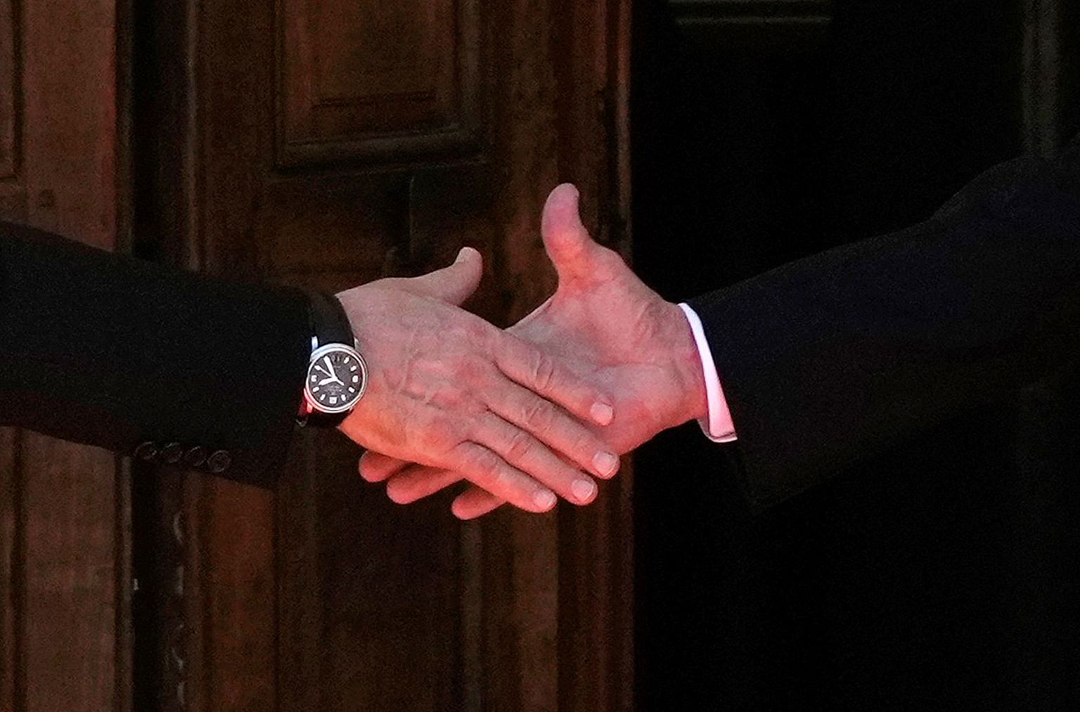 Vladimir Putini ja Joe Bideni käepigistus tänavu juunis Genfi kohtumisel.