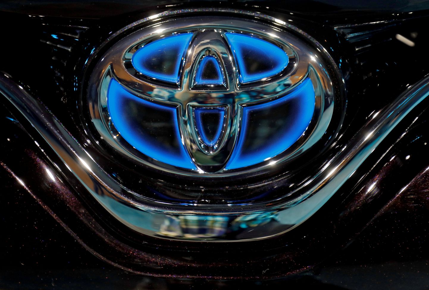 Toyota logo sinamas Camry hübriidi kapotil.