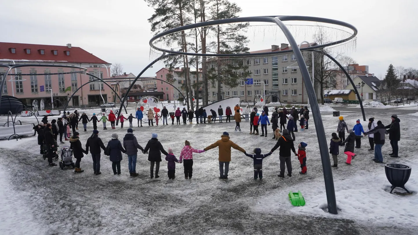 Pühapäeval moodustati paljudes paikades üle Eesti suurimat südant. Ettevõtmine saab teoks ka Võrus.