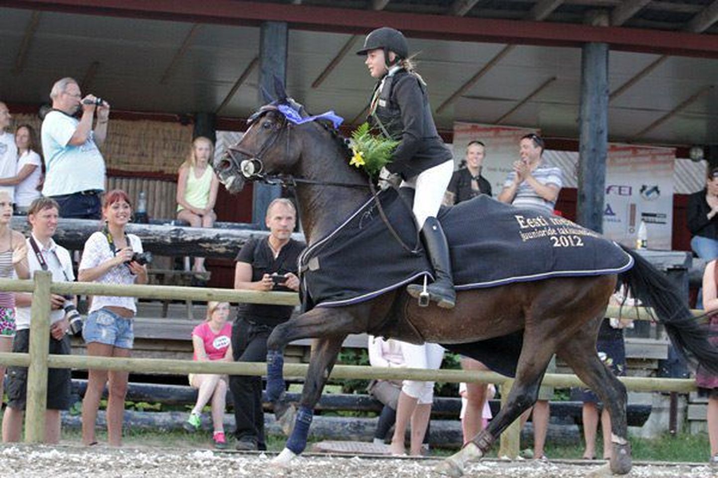 Juuniorite arvestuses võitis parkuuril kuni 120 sentimeetrit kuldmedali Cathy Õunapuu hobusel Aniki W.
