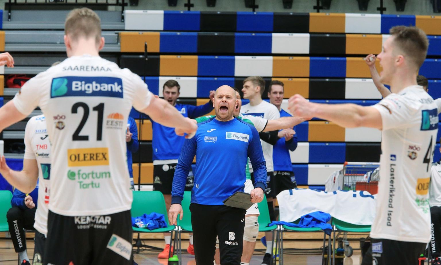 Bigbank Tartu peatreener Alar Rikberg (sinises) oli rahul, et meeskond leidis pühapäeval ühe geimiga õige rütmi ja võiduks vajaliku värskuse.