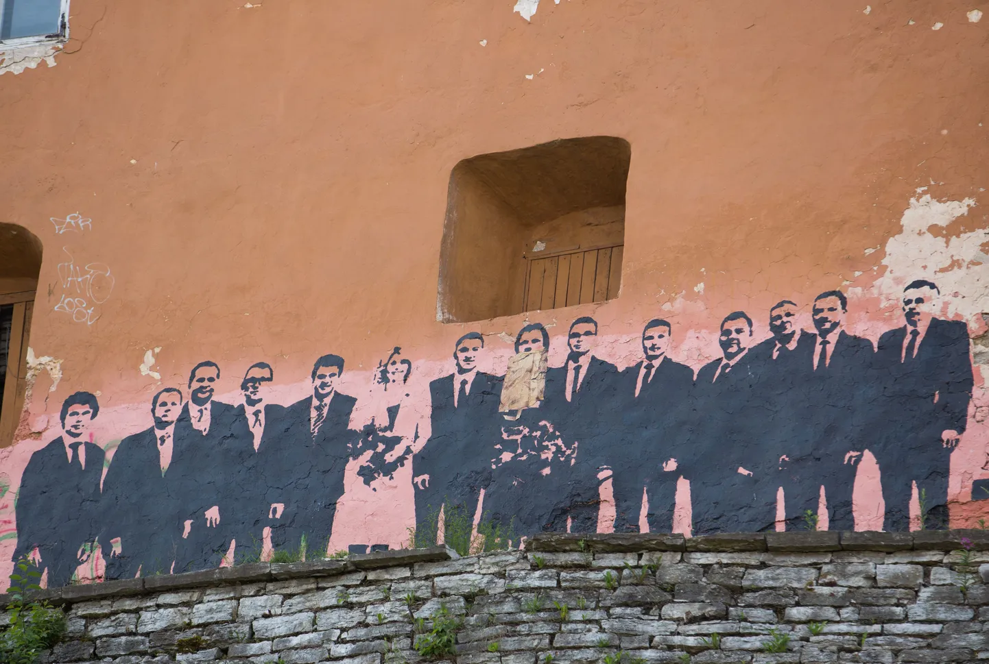 Tänaseks on Nunne tänaval oleval grafitil Keit Pentus-Rosimannusele kott pähe joonistatud. Grafitil on Taavi Rõivase teise valitsuse algne koosseis.