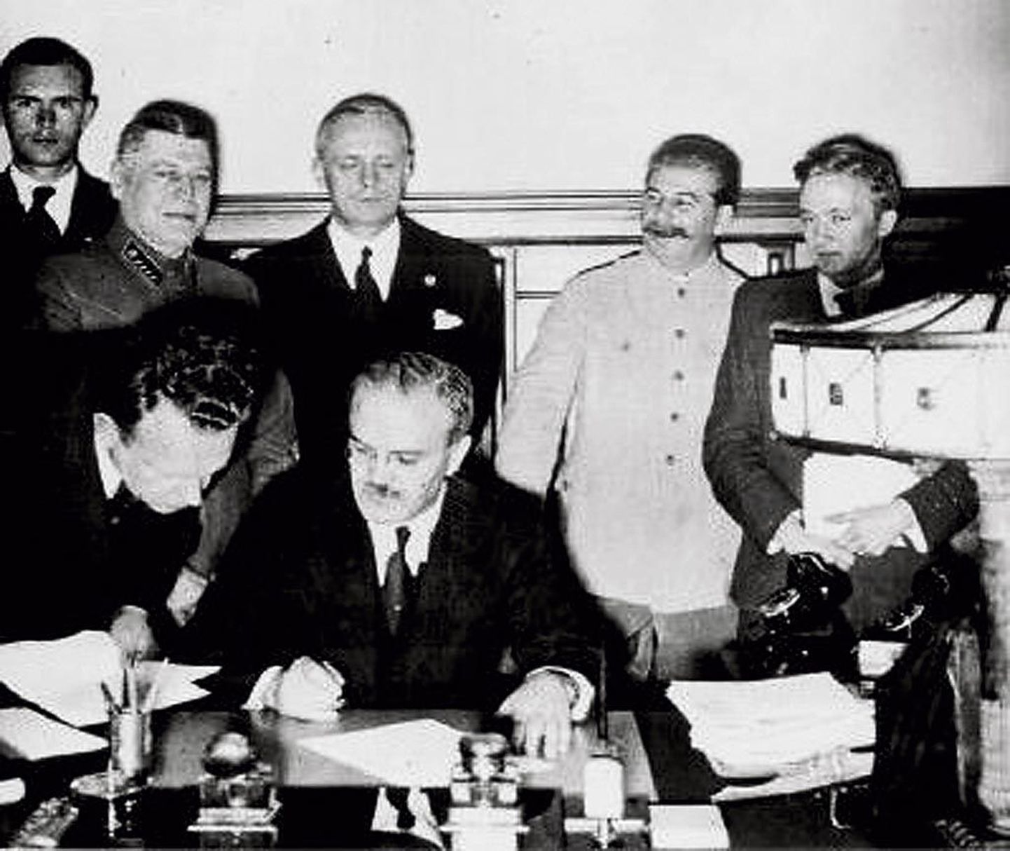 NSV Liidu välisasjade rahvakomissari Vjatšeslav Molotovi (pildil) ja Saksa välisministri Joachim von Ribbentropi 23. augustil 1939 allkirjastatud Molotovi-Ribbentropi pakt koos salajase lisaga sai Prantsuse diplomaatidele teatavaks juba allakirjutamise ööl.